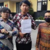 PT Kulit Kayu Indonesia (KKI) Direktur Utama PT KII (IL) justru ditetapookan sebagai tersangka oleh Polres Cimahi dengan tuduhan penipuan.
