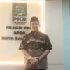BERIKAN PENJELASAN: Ketua Pansus 8 DPRD Kota Bandung, AA Abdul Rozak saat menjelaskan Perda Pesantren yang ditarget rampung tahun ini di Ruang Fraksi PKB Gedung DPRD Kota Bandung.