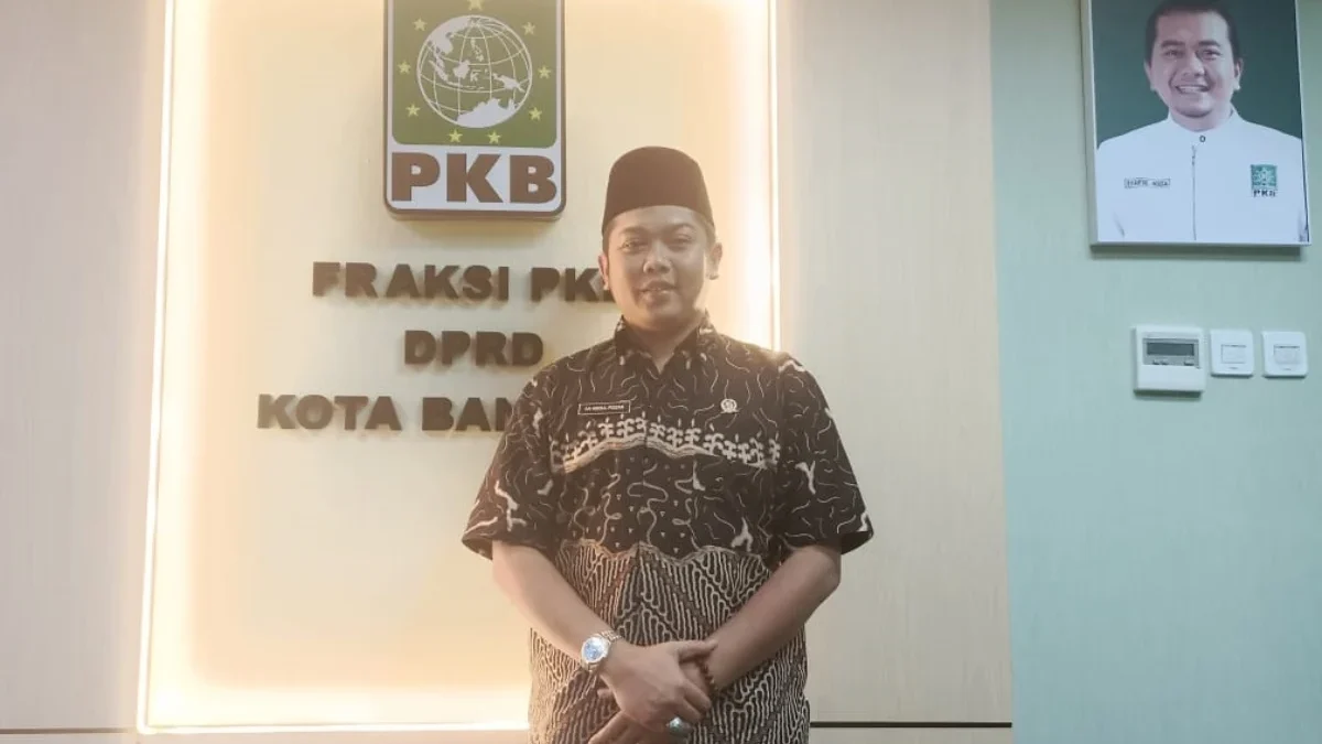Bandung segera Miliki Perda Pesantren: Bangkitkan Pilar Pendidikan, Moral, dan Ekonomi Nasional BERIKAN PENJELASAN: Ketua Pansus 8 DPRD Kota Bandung, AA Abdul Rozak saat menjelaskan Perda Pesantren yang ditarget rampung tahun ini di Ruang Fraksi PKB Gedung DPRD Kota Bandung.