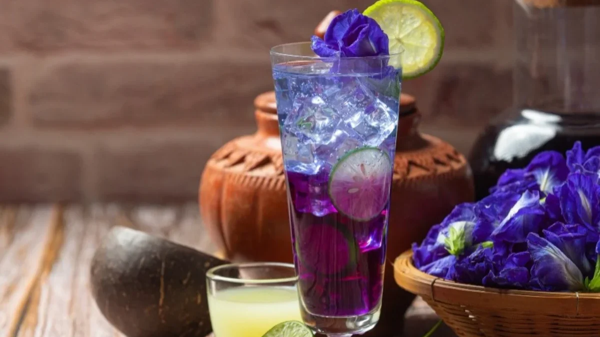Resep Es Bunga Telang Lemon: Minuman Cantik Kaya Manfaat es bunga telang lemon