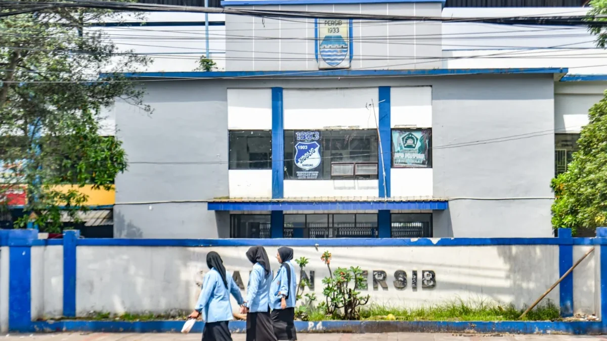 Mahasiswa berjalan di depan Stadion Persib, Jalan Ahmad Yani, Kota Bandung, Selasa (1/7). Foto: Dimas Rachmatsyah / Jabar Ekspres