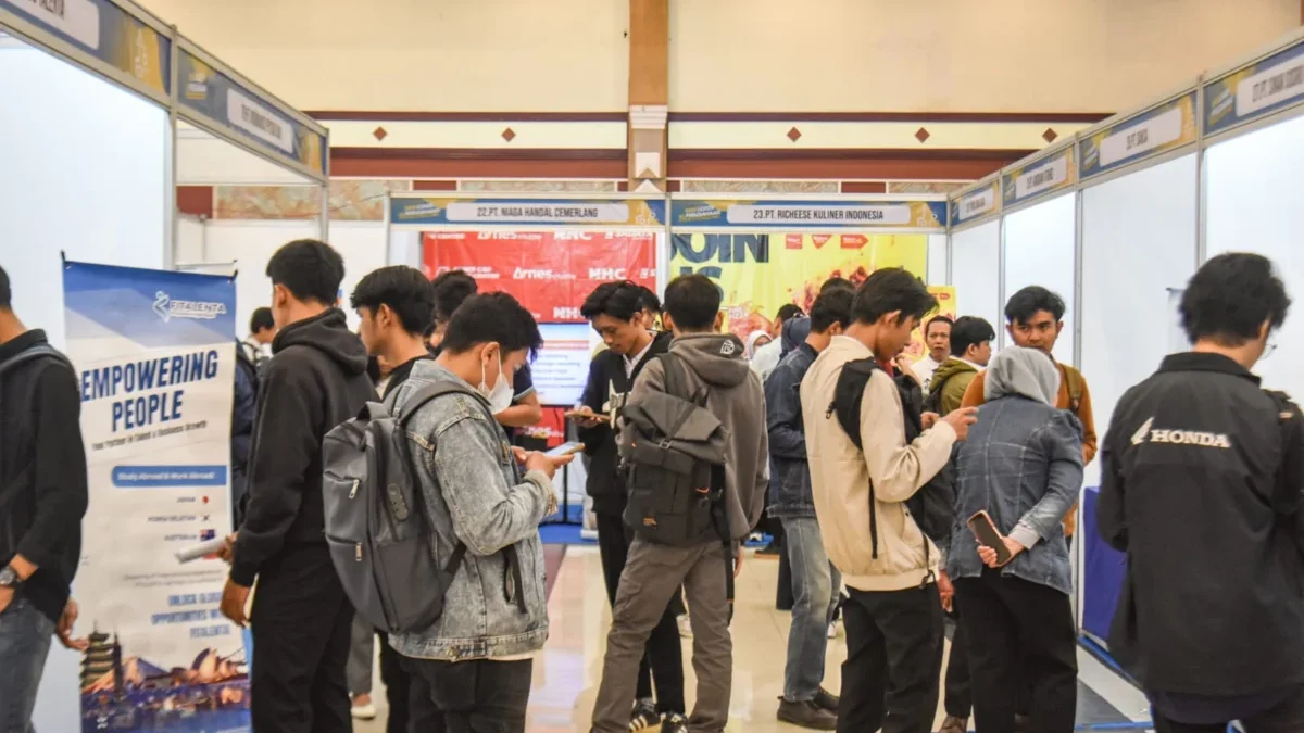 Disnaker Cimahi Tak Gelar Job Fair Tatap Muka, Dorong Digitalisasi Job Fair Lewat Platform Sidakeptri Ilustrasi: Para pencari kerja di bursa kerja beberapa waktu lalu. Foto: Dimas Rachmatsyah / Jabar Ekspres