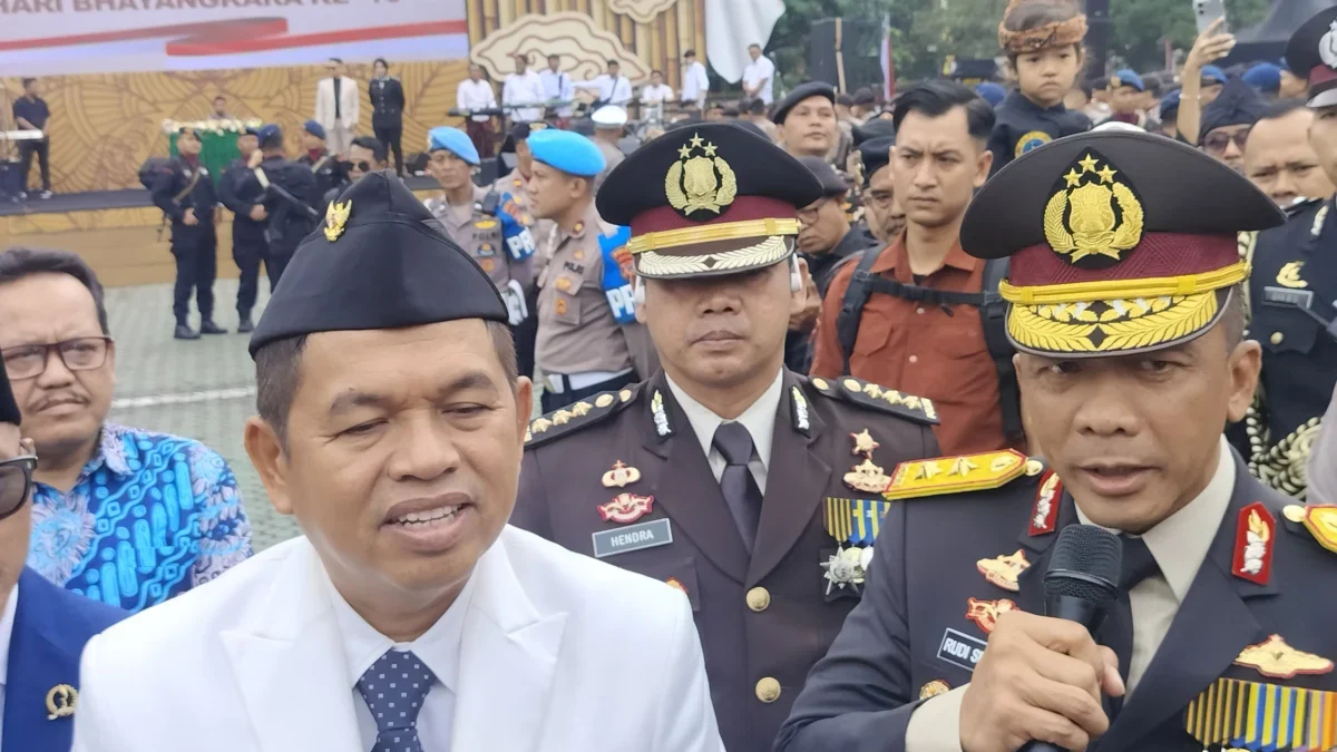 HUT Bhayangkara ke- 79, Sinergitas Forkompinda Jadi Kunci Keberhasilan Polda Jabar! Dok. Kapolda Jabar Irjen Pol Rudi Setiawan (kanan) dan Gubernur Jabar Dedi Mulyadi (kiri) usai menggelar upacara peringatan HUT Bhayangkara ke- 79 di Mapolda Jabar. Selasa (1/7). Foto. Sandi Nugraha.