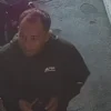 Tangkapan layar dari rekaman CCTV terduga pelaku penipuan yang merupakan oknum Polisi saat melancarkan aksinya di toko helm, berlokasi di Jalan Raya Cileunyi Nomor 329, wilayah Desa Cileunyi Kulon, Kecamatan Cileunyi, Kabupaten Bandung.