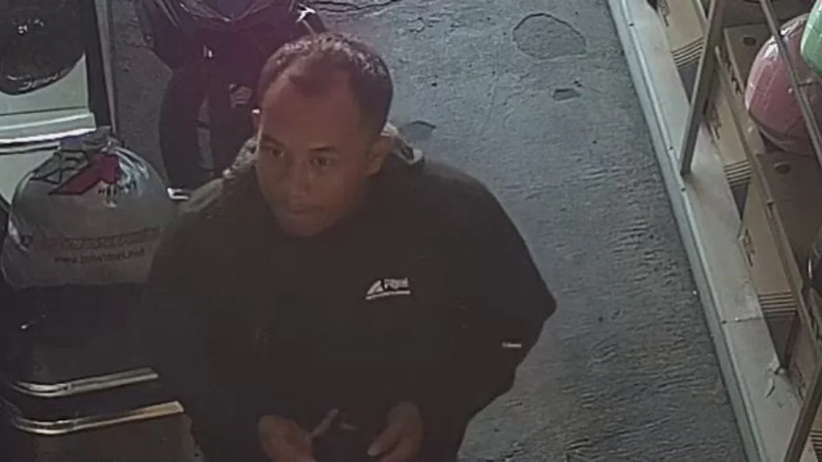 Tangkapan layar dari rekaman CCTV terduga pelaku penipuan yang merupakan oknum Polisi saat melancarkan aksinya di toko helm, berlokasi di Jalan Raya Cileunyi Nomor 329, wilayah Desa Cileunyi Kulon, Kecamatan Cileunyi, Kabupaten Bandung.