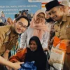 Bupati Bandung Barat, Jeje Ritchie Ismail saat menyerahkan bantuan melalui program Nyaah Ka Indung di wilayah Gununghalu. Dok Prokompim KBB