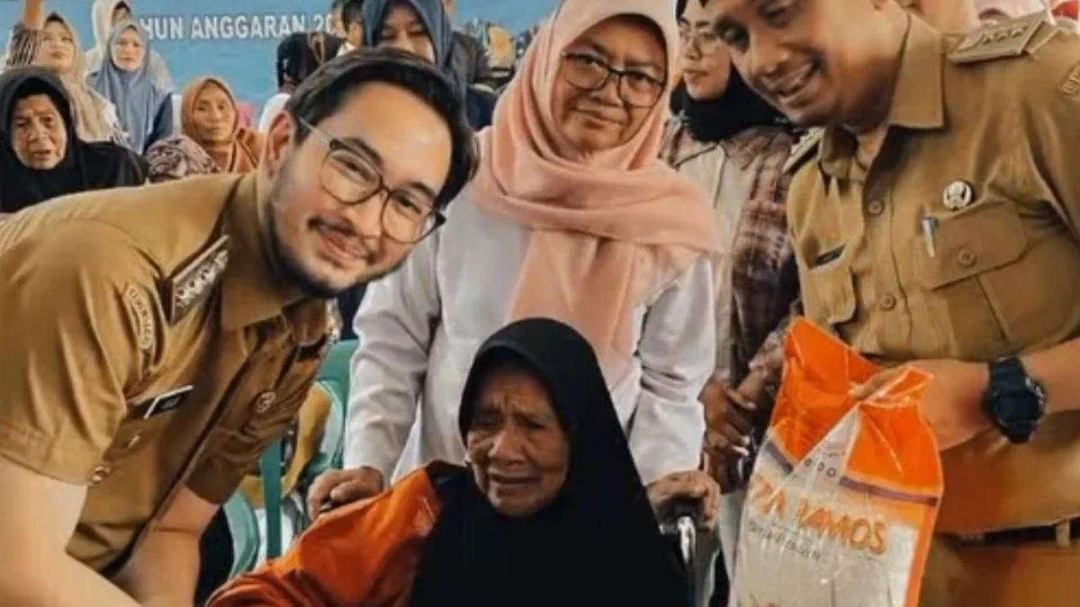 Bupati Bandung Barat, Jeje Ritchie Ismail saat menyerahkan bantuan melalui program Nyaah Ka Indung di wilayah Gununghalu. Dok Prokompim KBB