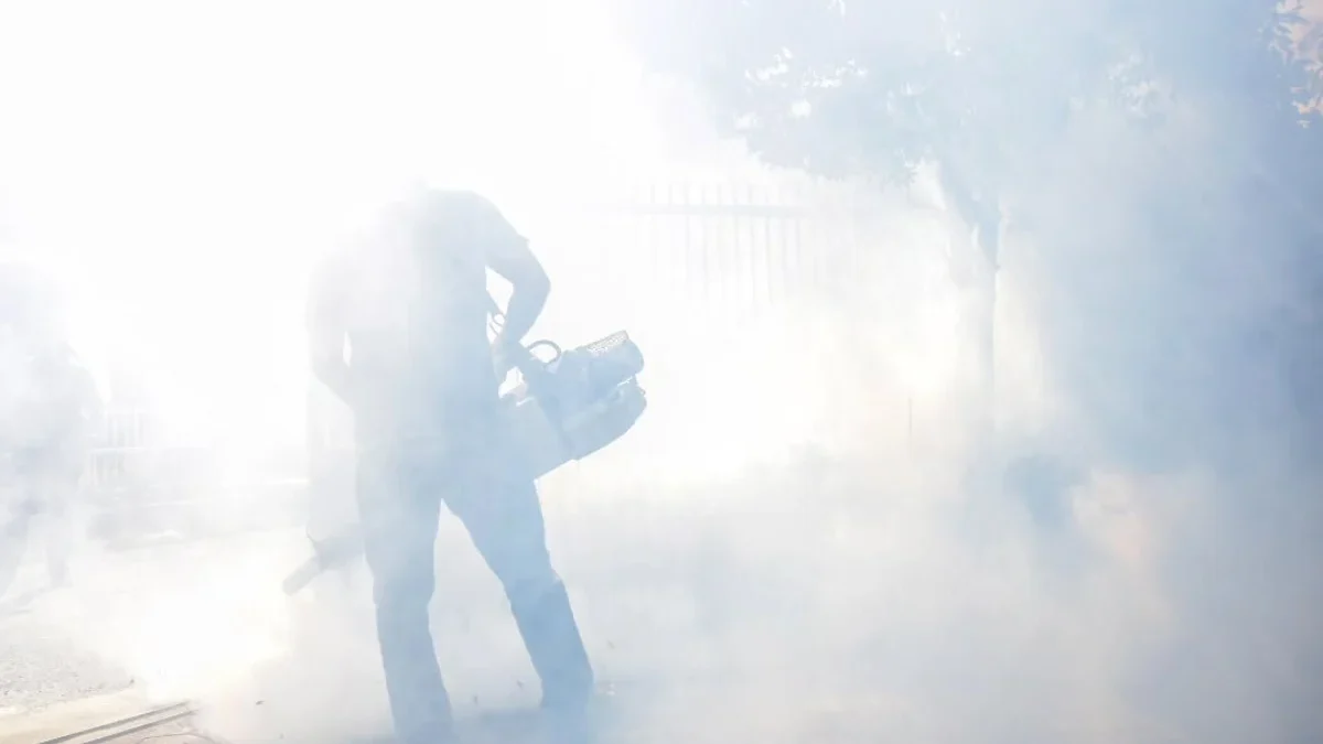 Kasus DBD di Bandung Masih Tinggi, Pemkot Genjot Program Jumantik Ilustrasi: Petugas melakukan fogging di rumah warga beberapa waktu lalu. Foto: Dimas Rachmatsyah / Jabar Ekspres