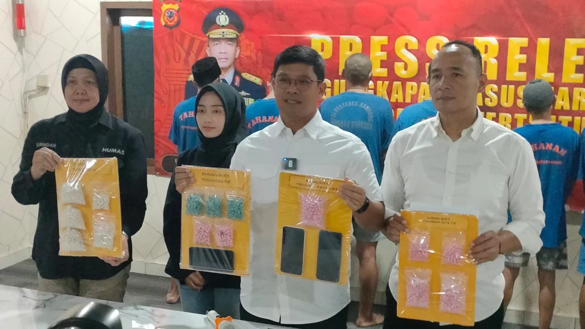 Dok. Satres Narkoba Polrestabes Bandung saat ungkap kasus peredaran narkoba jenis ekstasi di wilayah Kota Bandung. Foto. Sandi Nugraha.