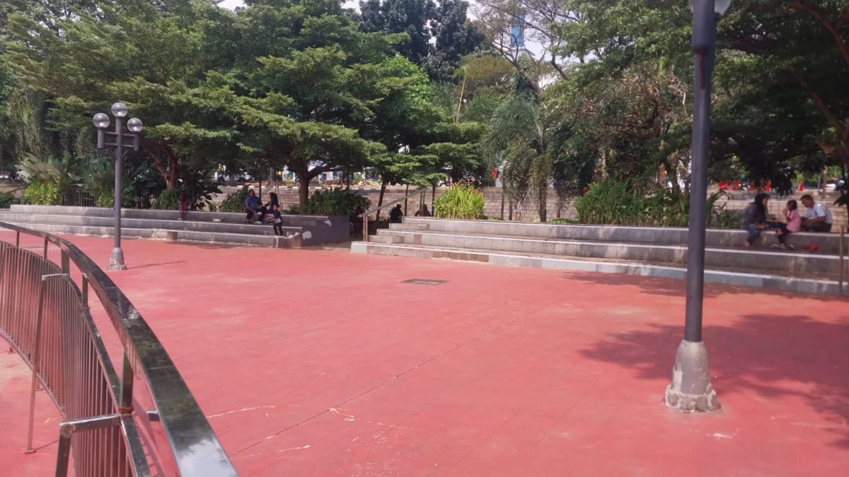 Rencana Perpanjangan Jam Operasional Taman di Kabupaten Bogor, DPKPP Bakal Lakukan Evaluasi! Sejumlah pengunjung saat sedang bersantai di taman Cibinong Setu Plaza, Kabupaten Bogor. Foto: Regi