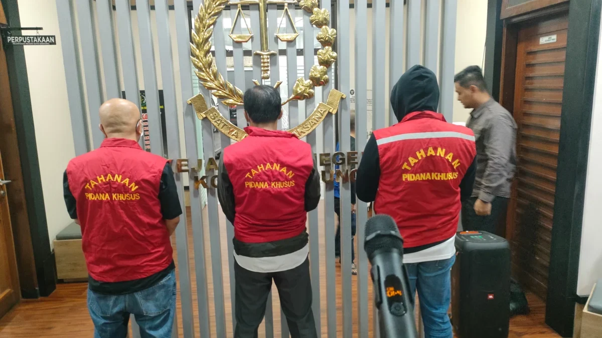 Update Dugaan Korupsi Rp86,2 Miliar di Anak Perusahaan MUJ, 20 Saksi Diperiksa Kejari Bandung Mantan Direktur PT MUJ Begin Troys saat ditetapkan sebagai tersangka atas dugaan kasus korupsi antara PT ENM dengan PT SDI. Foto. Sandi Nugraha.