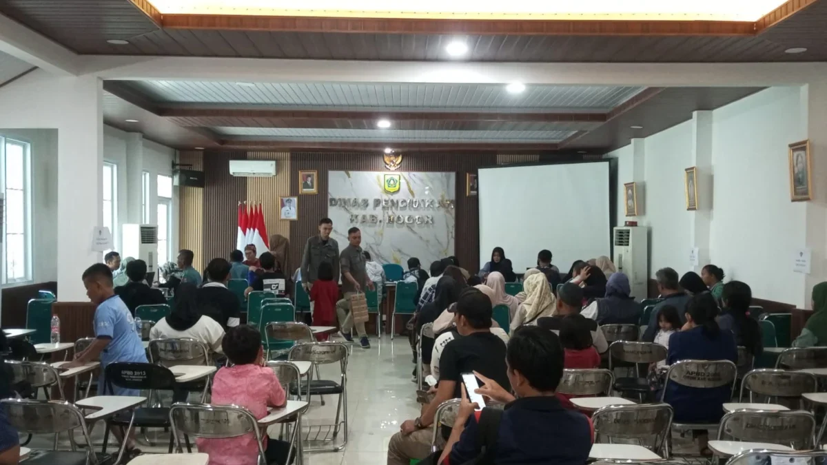 Antrean wali murid untuk penyesuaian SPMB di Kantor Dinas Pendidikan Kabupaten Bogor. Foto: Regi