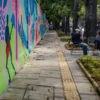 Warga duduk di trotoar ramah disabilitas di Jalan Lodaya, Kota Bandung, Rabu (2/7). Foto: Dimas Rachmatsyah / Jabar Ekspres