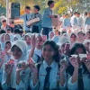 Ribuan pelajar antusias menerima susu dan telur gratis dalam rangkaian peringatan HUT ke-18 Kabupaten Bandung Barat di kawasan De Ladden, Lembang, Rabu (2/7). Dok Jabar Ekspres/Suwitno
