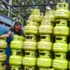 Petugas menurunkan gas elpiji 3 kilogram di salah satu agen, Rabu (2/7). Foto: Dimas Rachmatsyah / Jabar Ekspres