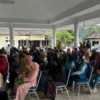 Tenaga kebersihan (pesapon) saat berkumpul di pendopo Kota Banjar belum lama ini. Mereka akhirnya dirumahkan lantaran tidak lolos P3K, terhambat ijazah dan batas usia. (Cecep Herdi/Jabar Ekspres)