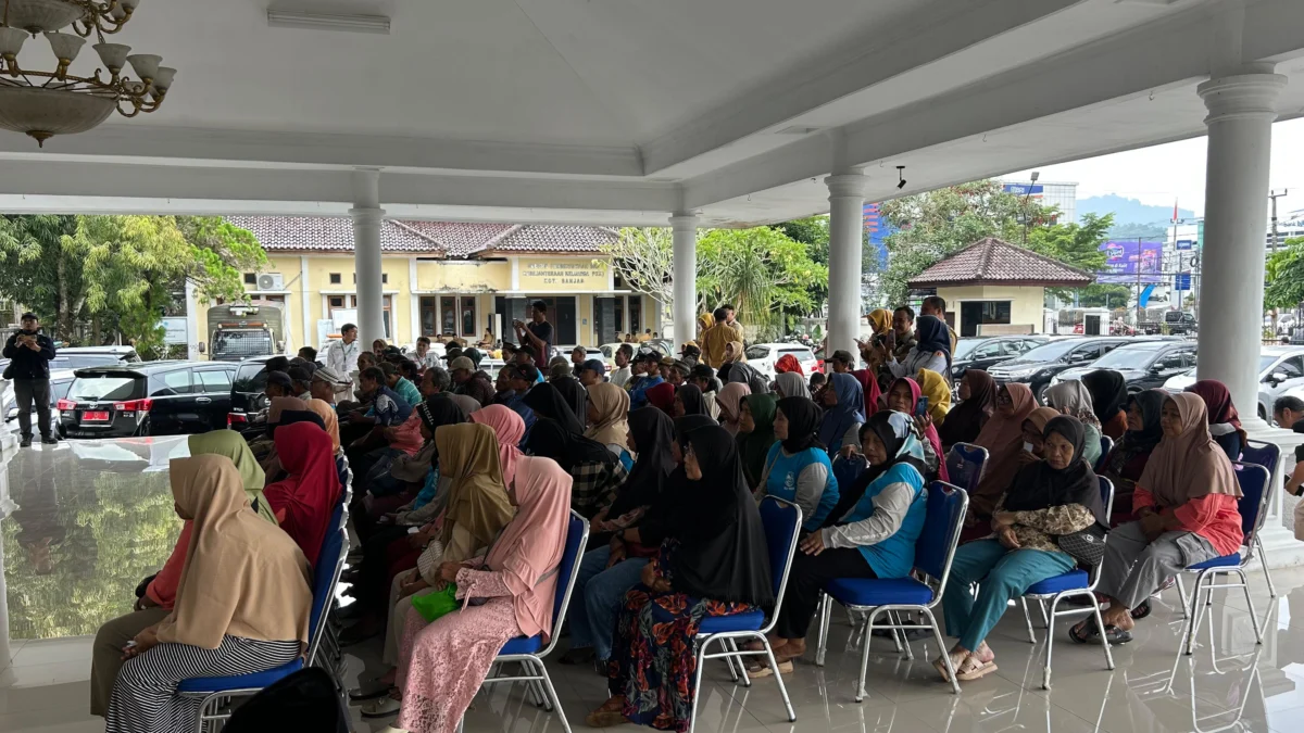 Nasib Pesapon Pahlawan Adipura Tak Lolos P3K, Puluhan Tahun Mengabdi Jaminan Hari Tua Nihil Tenaga kebersihan (pesapon) saat berkumpul di pendopo Kota Banjar belum lama ini. Mereka akhirnya dirumahkan lantaran tidak lolos P3K, terhambat ijazah dan batas usia. (Cecep Herdi/Jabar Ekspres)