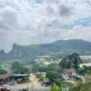 Bentang alam Karst Citatah yang megah perlahan rusak akibat aktivitas tambang yang terus berlangsung di tengah lemahnya perlindungan regulasi. Dok Jabar Ekspres/Suwitno