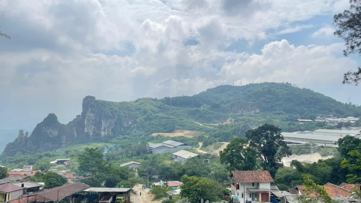 Penutupan Tambang Karst Citatah hanya Gimik? Pemprov Jabar Dinilai Tak Serius Lindungi Lingkungan Bentang alam Karst Citatah yang megah perlahan rusak akibat aktivitas tambang yang terus berlangsung di tengah lemahnya perlindungan regulasi. Dok Jabar Ekspres/Suwitno