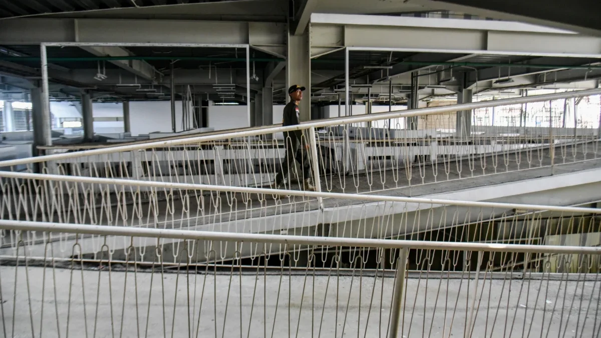 Petugas linmas berjalan di bangunan Pasar Cihaurgeulis yang sempat mangkrak di Jalan Suci, Kota Bandung. Foto: Dimas Rachmatsyah / Jabar Ekspres