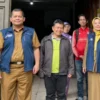 Kepala Bidang Perdagangan Disdagkoperin Cimahi (Paling Kiri) saat Meninjau Sejumlah Pangkalan Gas LPG di Cimahi (Mong)