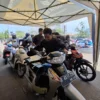 Warga saat melakukan pengecekan cek fisik kendaraan di Samsat Soreang, Kabupaten Bandung, Rabu (2/7/2025). Foto Agi