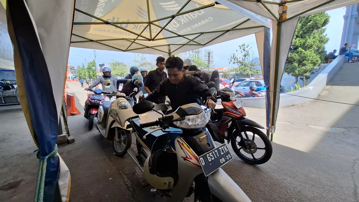 Warga saat melakukan pengecekan cek fisik kendaraan di Samsat Soreang, Kabupaten Bandung, Rabu (2/7/2025). Foto Agi