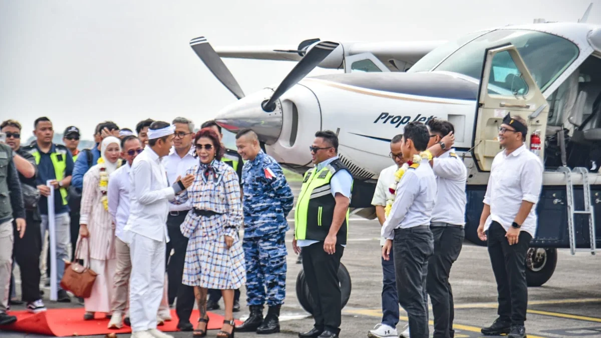 Susi Beri 'Wejangan' ke Dedi Mulyadi, Harus Ada Subsidi Penerbangan untuk Hidupkan Kertajati! Gubernur Jawa Barat Dedi Mulyadi bersama Walikota Bandung Muhammad Farhan dan Founder Susi Air Susi Pudjiastuti saat menghadiri inagurasi penerbangan perdana pesawat Caravan milik maskapai Susi Air tujuan Bandung-Yogyakarta di Bandara Husein Sastranegara, Kota Bandung, Rabu (2/7). Foto: Dimas Rachmatsyah / Jabar Ekspres