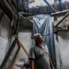 Warga beraktivitas di dalam rumah tidak layak huni (rutilahu) di Pagarsih, Kota Bandung beberapa waktu lalu. Foto: Dimas Rachmatsyah / Jabar Ekspres