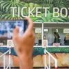 Petugas berjaga di dalam loket pembelian tiket yang ditutup di Kebun Binatang Bandung, Jalan Tamansari, Kamis (3/7). Manajemen Bandung Zoo menutup operasional kebun binatang untuk sementara waktu, akibat adanya dualisme kepengelolaan. Foto: Dimas Rachmatsyah / Jabar Ekspres
