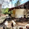 Sungai Cimeta meluap merusak sejumlah rumah di Desa Nyalindung, Kecamatan Cipatat, Bandung Barat. Minggu (16/3). Dok Jabar Ekspres/Suwitno