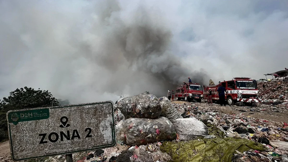 TPA Sarimukti di Kecamatan Cipatat, Bandung Barat saat alami kebakaran. Dok Jabar Ekspres/Suwitno
