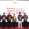 (kiri ke kanan) Direktur Human Capital Management Telkom Henry Christiadi, Direktur Jenderal Otonomi Daerah Kemendagri Dr. Akmal Malik, M.Si., Pelaksana Tugas (Plt) Deputi Bidang Transformasi Digital Pemerintah KemenPANRB Cahyono Tri Birowo, ST.,MTI., Direktur Utama Telkom Dian Siswarini, Direktur Akselerasi Teknologi Pemerintah Digital Daerah Komdigi Aris Kurniawan, S.Sos., Direktur Sinkronisasi Urusan Pemerintahan Daerah II Kemendagri Ir. Suprayitno, MA., dan EVP Telkom Regional IV Kalimantan Rachmad Dwi Hartanto pada acara Borneo Digital Summit 2025, di Balikpapan, pada Kamis (3/7).