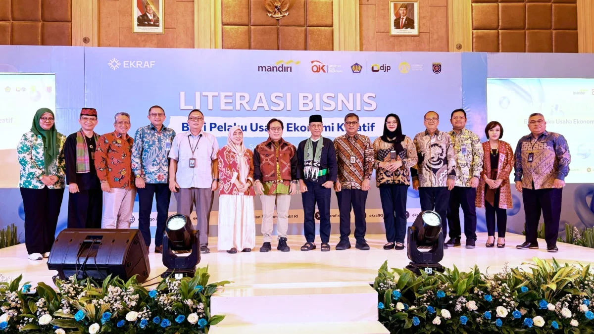 Dorong Ekonomi Kreatif Inklusif, Bank Mandiri Latih 70 Pelaku Usaha Naik Kelas di Depok Bekerja sama dengan Kementerian Pariwisata dan Ekonomi Kreatif (Kemenparekraf), Bank Mandiri mengadakan pelatihan peningkatan kapasitas bisnis untuk 70 pelaku usaha kreatif di Depok, Kamis (3/7).