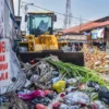 Petugas menggunakan alat berat untuk mengangkut sampah di Pasar Induk Gedebage, Kota Bandung, Jumat (4/7). Foto: Dimas Rachmatsyah / Jabar Ekspres