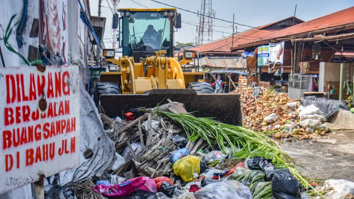 Petugas menggunakan alat berat untuk mengangkut sampah di Pasar Induk Gedebage, Kota Bandung, Jumat (4/7). Foto: Dimas Rachmatsyah / Jabar Ekspres