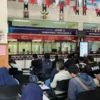 Antrean Warga untuk Membayar Pajak Kendaraan di Samsat Cimahi (Mong)