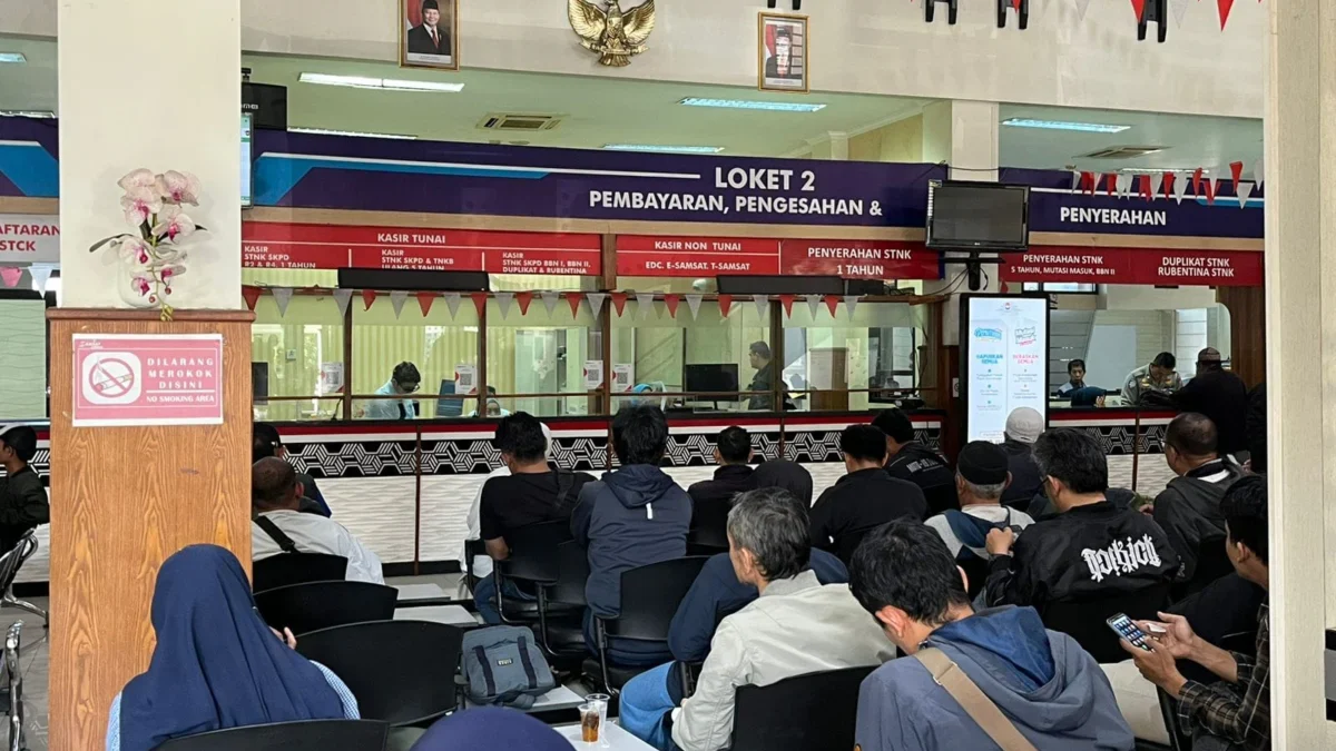 Banyak Warga Masih Bingung Urus Pajak, Samsat Cimahi Andalkan Media Sosial hingga Jemput Bola Antrean Warga untuk Membayar Pajak Kendaraan di Samsat Cimahi (Mong)