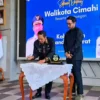 Wali Kota Cimahi, Ngatiyana bersama Bupati KBB saat Menandatangani MoU Kerja Sama Lintas Wilayah (Istimewa)