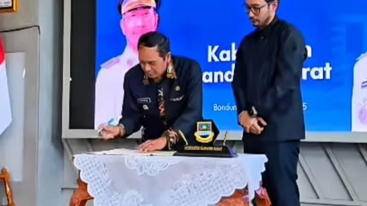 Kerja Sama Lintas Batas Cimahi-KBB, Ngatiyana Soroti Urusan Inflasi hingga Tapal Batas Wali Kota Cimahi, Ngatiyana bersama Bupati KBB saat Menandatangani MoU Kerja Sama Lintas Wilayah (Istimewa)