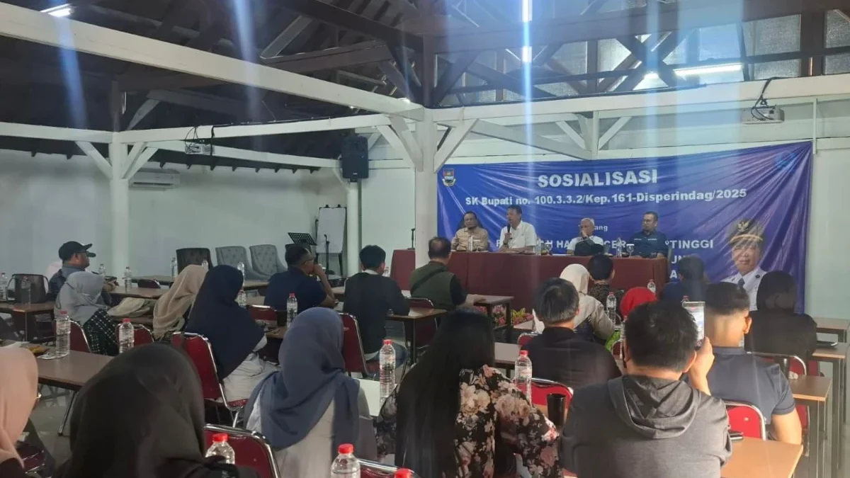 Kepala Disperindag KBB, Ricky Riyadi saat mensosialisasikan SK Bupati Nomor 100.3.3.2/Kep.161-Disperindag/2025 tentang Penetapan HET LPG 3 Kg. Jumat (4/7). Dok Jabar Ekspres/Suwitno