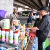 Sekretaris Daerah (Sekda) Jawa Barat (Jabar), Herman Suryatman saat melakukan pengecekan dan berbincang dengan pedagang, sehari usai diberi instruksi langsung oleh KDM untuk menata kolong jembatan jalan Tol Cisumdawu, tepatnya di wilayah Desa Cileunyi Wetan, Kecamatan Cileunyi, Kabupaten Bandung.