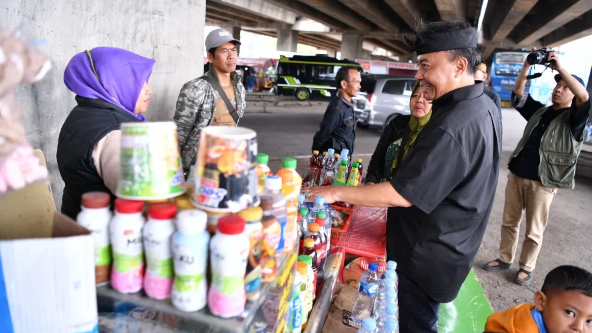 Sekretaris Daerah (Sekda) Jawa Barat (Jabar), Herman Suryatman saat melakukan pengecekan dan berbincang dengan pedagang, sehari usai diberi instruksi langsung oleh KDM untuk menata kolong jembatan jalan Tol Cisumdawu, tepatnya di wilayah Desa Cileunyi Wetan, Kecamatan Cileunyi, Kabupaten Bandung.