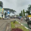 Salah satu penumpang yang menunggu penjemputan Bus Transjabodetabek di Jalan Alternatif Sentul. Foto: Regi