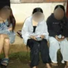 Diduga hendak transaksi barang terlarang narkotika jenis sabu, tiga wanita muda diamankan oleh sejumlah warga di Kampung Cikoneng 3 RT 01 RW 03, Desa Cibiruhilir, Kecamatan Cileunyi, Kabupaten Bandung.