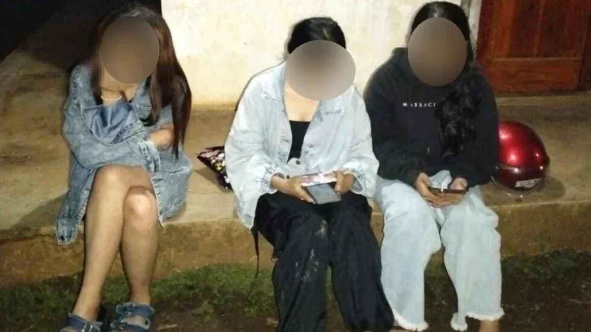 Diduga hendak transaksi barang terlarang narkotika jenis sabu, tiga wanita muda diamankan oleh sejumlah warga di Kampung Cikoneng 3 RT 01 RW 03, Desa Cibiruhilir, Kecamatan Cileunyi, Kabupaten Bandung.