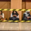 Ilustrasi: Pencari kerja mencari informasi di bursa kerja beberapa waktu lalu. Foto: Dimas Rachmatsyah / Jabar Ekspres