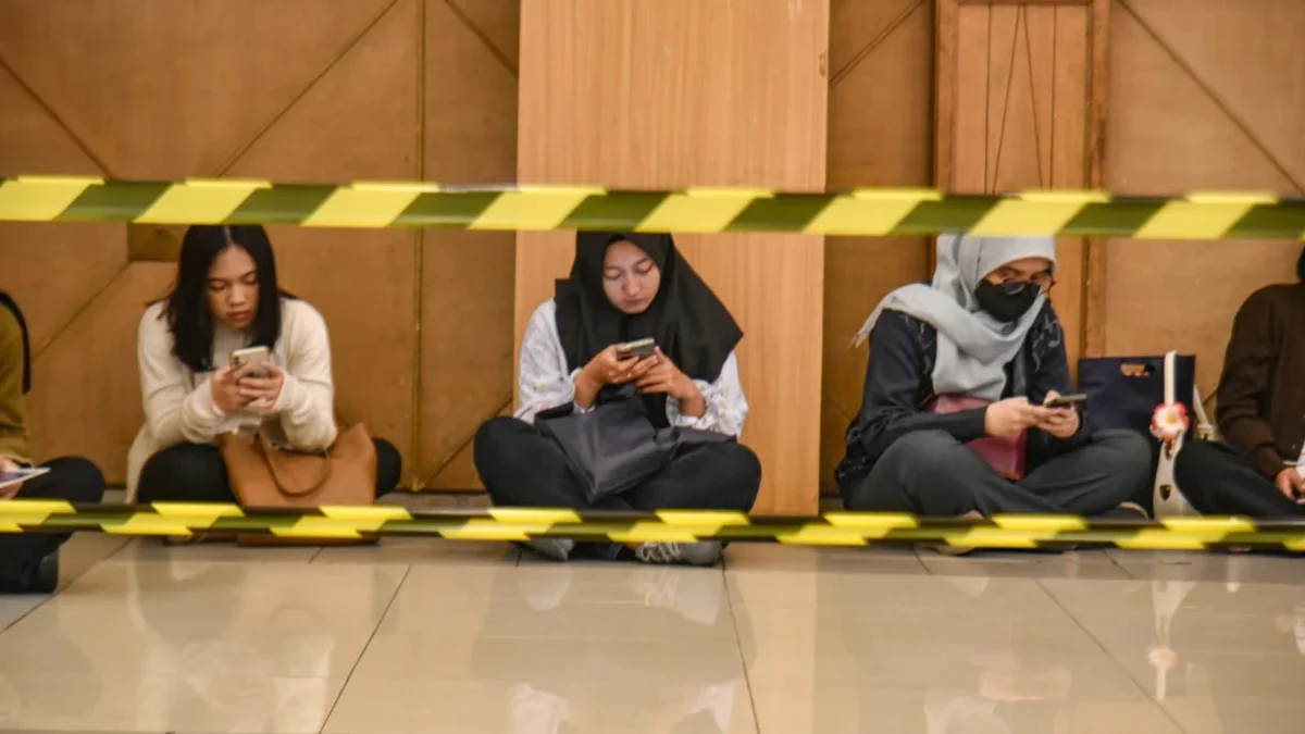 Pengangguran di Cimahi Masih 28 Ribu, Aplikasi Sidakeptri Dinilai Belum Ampuh Tekan Angka Ilustrasi: Pencari kerja mencari informasi di bursa kerja beberapa waktu lalu. Foto: Dimas Rachmatsyah / Jabar Ekspres