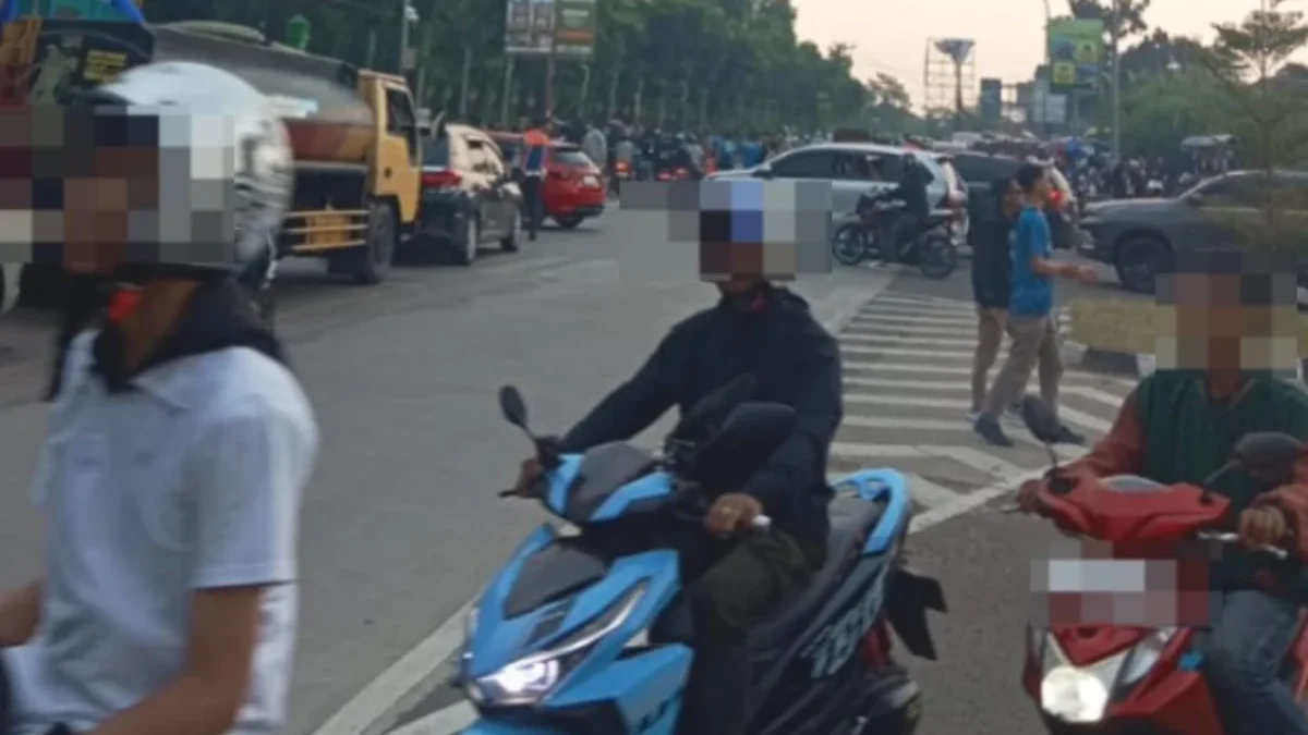 Sejumlah Bobotoh sedang mencari parkir di area Si Jalak Harupat/H Priyadi/Jabar Ekspres/