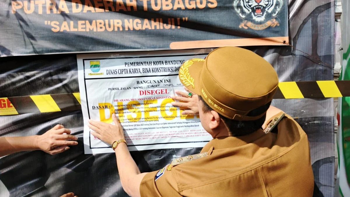 Wakil Wali Kota Bandung, Erwin saat lakukan penyegelan bangunan yang melanggar PBG di Tubagus Ismail, Kota Bandung, Senin (7/7). (Sadam Husen / JE)